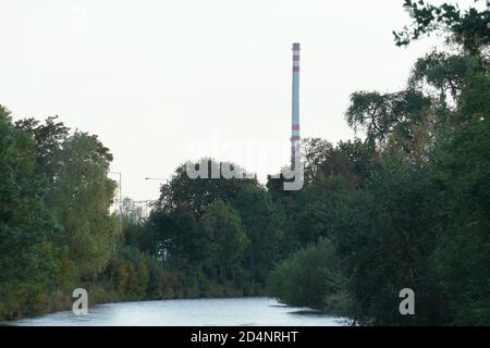 Fluss Turiec in der Stadt Martin in der Nordslowakei mit wilder Vegetation, Bäumen Sträuchern und hohem Gras an beiden Ufern. Das Foto vom Flussufer. Stockfoto