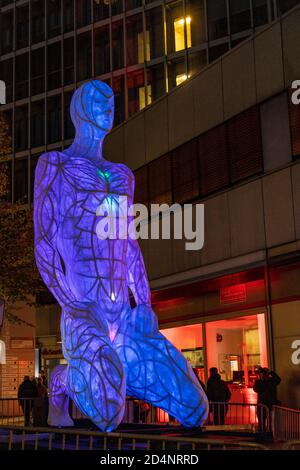 Essen, Deutschland. Oktober 2020. Breathe, Lichtinstallation von Markus anders aus Österreich. Das Essen Light Festival 2020 findet bis zum 11. Oktober mit beleuchteten Gebäuden und Lichtinstallationen in der Stadt Essen statt. Stockfoto