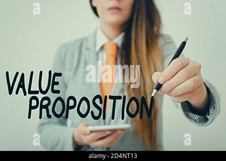 Wort schreiben Text Wertangebot. Business Foto Präsentation Feature soll ein Unternehmen oder Produkt attraktiv Modell mit verschiedenen sho machen Stockfoto