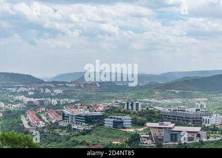 Tolle Aussicht auf die Stadt vom Gipfel eines Berges mit weißen Himmel Wolke. Stockfoto