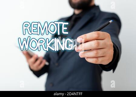 Textschild mit der Anzeige „Remote Working“. Business Foto Text-Stil, der Profis erlaubt, außerhalb eines Büros arbeiten Modell zeigt verschiedene Aufnahmen von Stockfoto