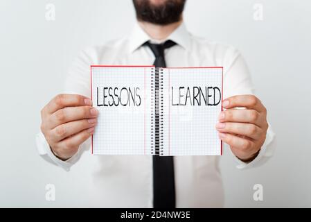 Word Writing Text Lessons Learned. Geschäftsfoto zeigt das Wissen oder Verständnis gewonnen durch Erfahrung Modell zeigt verschiedene leere Colo Stockfoto