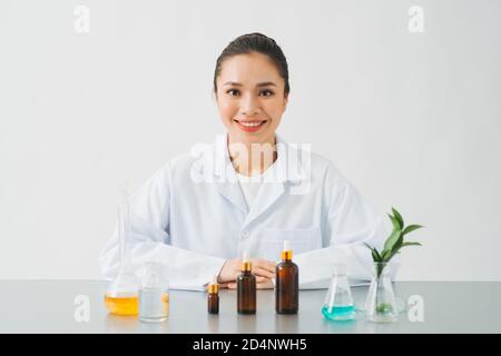 Der Wissenschaftler, Dermatologe testet das organische Naturkosmetikprodukt im Labor. Stockfoto