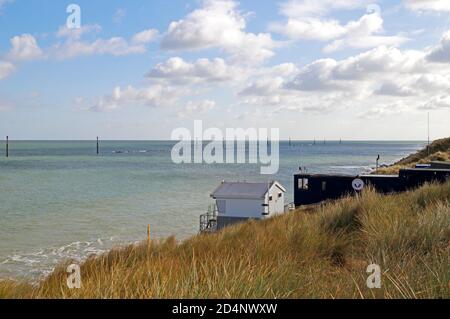 Ein Blick über die Rettungsdienste Gebäude an der Slipway von den Sanddünen an der Norfolk Küste bei Sea Palling, Norfolk, England, Großbritannien. Stockfoto