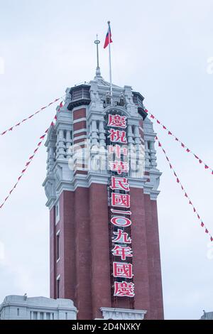 Taipeh, Taiwan. Oktober 2020. Die Flaggenzeremonie vor der Parade Taiwans Präsident Tsai Ing-wen hielt am 10. Oktober eine starke Rede an seinem 109. Nationalfeiertag, an dem sie versprach, die nationalen Verteidigungsmechanismen zu stärken und in Sicherheitsfragen enger mit den regionalen Partnern zusammenzuarbeiten. Kredit: SOPA Images Limited/Alamy Live Nachrichten Stockfoto