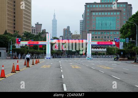 Taipeh, Taiwan. Oktober 2020. Die Mitarbeiter bereiten sich in letzter Minute vor dem Beginn der Parade vor.Taiwans Präsidentin Tsai Ing-wen hielt am 10. Oktober eine starke Rede an seinem 109. Nationalfeiertag, in der sie versprach, die nationalen Verteidigungsmechanismen zu stärken und enger mit den regionalen Partnern in Sicherheitsfragen zusammenzuarbeiten. Kredit: SOPA Images Limited/Alamy Live Nachrichten Stockfoto