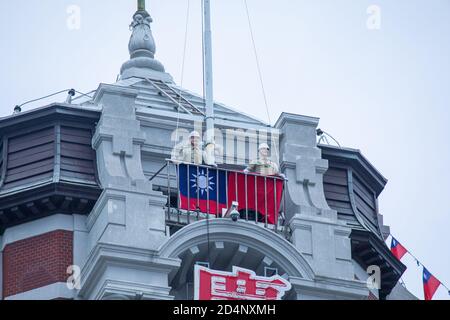 Taipeh, Taiwan. Oktober 2020. Die Flaggenzeremonie vor der Parade Taiwans Präsident Tsai Ing-wen hielt am 10. Oktober eine starke Rede an seinem 109. Nationalfeiertag, an dem sie versprach, die nationalen Verteidigungsmechanismen zu stärken und in Sicherheitsfragen enger mit den regionalen Partnern zusammenzuarbeiten. Kredit: SOPA Images Limited/Alamy Live Nachrichten Stockfoto