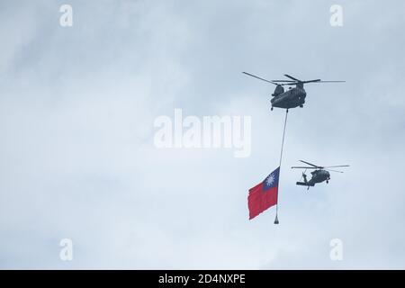 Taipeh, Taiwan. Oktober 2020. CH-47 trägt die Flagge Taiwans zum Auftakt des Nationaltages.Taiwans Präsident Tsai Ing-wen hielt am 10. Oktober eine starke Rede an seinem 109. Nationalfeiertag, in dem sie versprach, die nationalen Verteidigungsmechanismen zu stärken und enger mit seinen regionalen Partnern in Sicherheitsfragen zusammenzuarbeiten. Kredit: SOPA Images Limited/Alamy Live Nachrichten Stockfoto