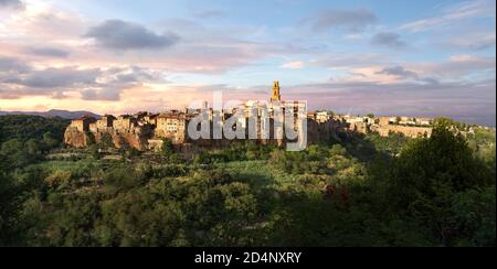 Schönes Panorama des Sonnenuntergangs über Pitigliano, Italien Stockfoto