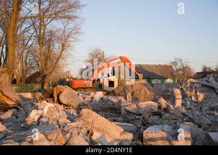 Bagger mit Hydraulikhammer für die Zerstörung von Beton und Hartgestein auf der Baustelle. Bagger auf Sonnenuntergang Hintergrund. Jackha Stockfoto