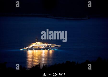 Beleuchtete Superyacht auf dem Meer Nachtblick, Sommer Freizeit, Insel Hvar, Kroatien Stockfoto