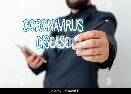 Textschild mit Coronavirus-Erkrankung. Business Foto Text definiert als Krankheit durch einen neuen Virus SARSCoV2 Modell mit verschiedenen Aufnahmen von Hol verursacht Stockfoto