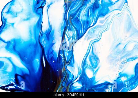 Acryl Farbe Gießen. Handgezeichneter blau-weißer Abctract-Hintergrund Stockfoto