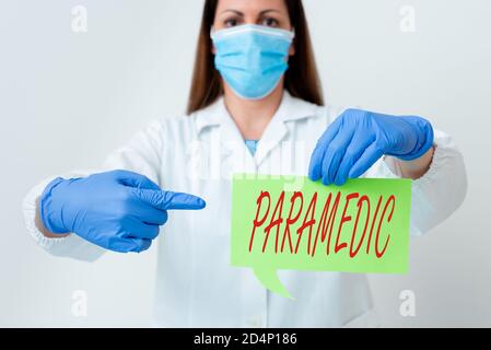 Textzeichen mit Paramedic. Business Foto Text ein Gesundheitsarbeiter mit einem Know-how in der medizinischen Notarbeit Labortechniker mit leeren s Stockfoto