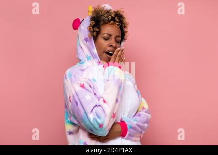 Gähnende müde junge afrikanische Frau in Pyjamas. Stockfoto