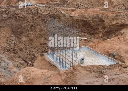 Verlegung der unterirdischen Sturmabwasserkanäle im Graben. Installation von Wasserleitung und Sanitärinstallation auf der Baustelle. Schalungslösungen für reinf Stockfoto