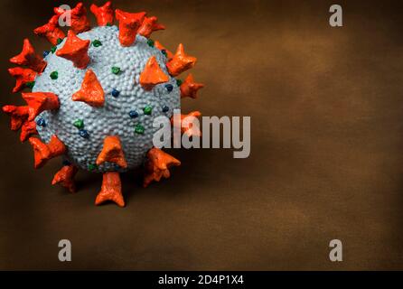 Hausgemachtes realistisches Modell des Corona Virus SARS-CoV-2 als Werkzeug für die wissenschaftliche Ausbildung für Schüler in der Schule verwendet. Gefährliches Coronavirus verursachte globales p Stockfoto