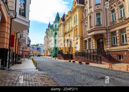 Bunte Häuser von Wozdvizhenka Elite-Bezirk in Kiew, Ukraine Stockfoto