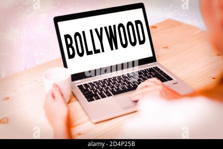 Konzeptionelle Handschrift mit Bollywood. Konzept bedeutet Hollywood, bezieht sich auf die Hindi Sprache Filmindustrie in Indien. Moderne Gadgets weißen Geröll Stockfoto