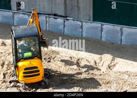 Mini Bagger auf der Baustelle Stockfoto