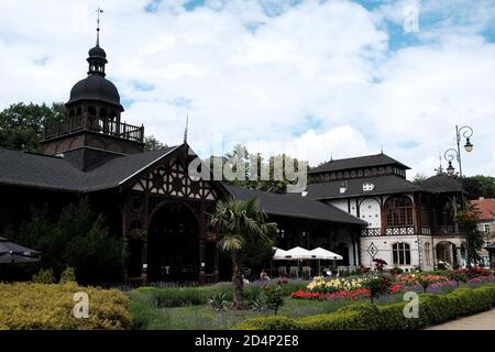 Szczawno-Zdroj, Polen - 17. Juli 2020: Der Pumpenraum und der Komplex der Kurgebäude in der Kurstadt Szczawno Zdroj, Walbrzych, Niederschlesien Stockfoto