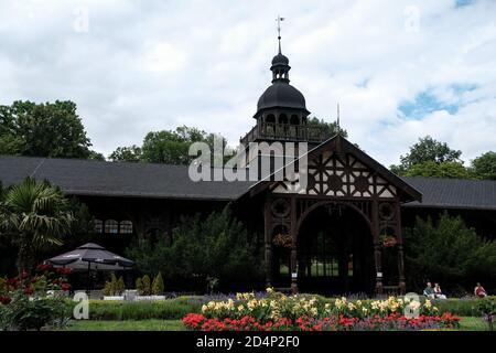 Szczawno-Zdroj, Polen - 17. Juli 2020: Der Pumpenraum und der Komplex der Kurgebäude in der Kurstadt Szczawno Zdroj, Walbrzych, Niederschlesien Stockfoto