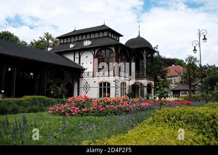 Szczawno-Zdroj, Polen - 17. Juli 2020: Der Pumpenraum und der Komplex der Kurgebäude in der Kurstadt Szczawno Zdroj, Walbrzych, Niederschlesien Stockfoto