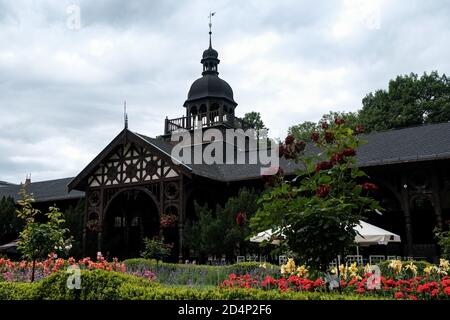 Szczawno-Zdroj, Polen - 17. Juli 2020: Der Pumpenraum und der Komplex der Kurgebäude in der Kurstadt Szczawno Zdroj, Walbrzych, Niederschlesien Stockfoto