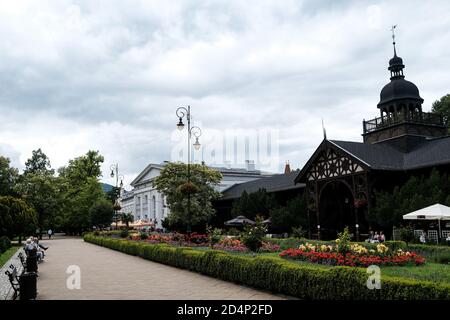 Szczawno-Zdroj, Polen - 17. Juli 2020: Der Pumpenraum und der Komplex der Kurgebäude in der Kurstadt Szczawno Zdroj, Walbrzych, Niederschlesien Stockfoto