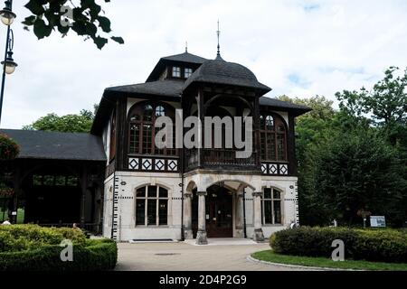 Szczawno-Zdroj, Polen - 17. Juli 2020: Der Pumpenraum und der Komplex der Kurgebäude in der Kurstadt Szczawno Zdroj, Walbrzych, Niederschlesien Stockfoto