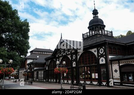 Szczawno-Zdroj, Polen - 17. Juli 2020: Der Pumpenraum und der Komplex der Kurgebäude in der Kurstadt Szczawno Zdroj, Walbrzych, Niederschlesien Stockfoto
