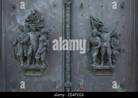 Die Befreiung der Tschechoslowakei während des Zweiten Weltkriegs, dargestellt in den Bronzereliefen, die von den tschechischen Bildhauern Jan Kavan und Jan Simota (1953) für das Tor zur Gedenkhalle der Roten Armee (Pamětní síň Rudé armády) im Nationaldenkmal auf dem Vítkov-Hügel (Národní památník na Vítkově) entworfen wurden, Jetzt das Nationalmuseum (Národní Muzeum) in Prag, Tschechische Republik. Stockfoto