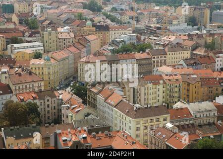 Luftaufnahme von Wohngebäuden im Bezirk Žižkov in Prag, Tschechische Republik. Stockfoto