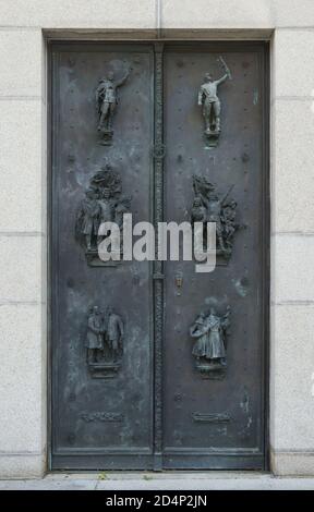 Bronzetor zur ehemaligen Gedenkhalle der Roten Armee (Pamětní síň Rudé armády) im Nationaldenkmal auf dem Berg Vítkov (Národní památník na Vítkově), heute Nationalmuseum (Národní muzeum) in Prag, Tschechien. Die Befreiung der Tschechoslowakei während des Zweiten Weltkriegs, dargestellt in den Bronzereliefs, die von den tschechischen Bildhauern Jan Kavan und Jan Simota (1953) auf dem Tor entworfen wurden. Stockfoto