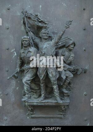 Die Befreiung der Tschechoslowakei während des Zweiten Weltkriegs, dargestellt im Bronzerelief, das von den tschechischen Bildhauern Jan Kavan und Jan Simota (1953) für das Tor zur Gedenkhalle der Roten Armee (Pamětní síň Rudé armády) im Nationaldenkmal auf dem Berg Vítkov (Národní památník na Vítkově) entworfen wurde, Jetzt das Nationalmuseum (Národní Muzeum) in Prag, Tschechische Republik. Stockfoto