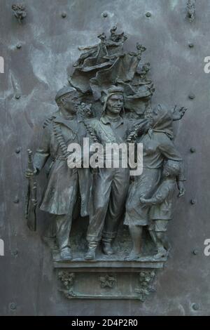 Die Befreiung der Tschechoslowakei während des Zweiten Weltkriegs, dargestellt im Bronzerelief, das von den tschechischen Bildhauern Jan Kavan und Jan Simota (1953) für das Tor zur Gedenkhalle der Roten Armee (Pamětní síň Rudé armády) im Nationaldenkmal auf dem Berg Vítkov (Národní památník na Vítkově) entworfen wurde, Jetzt das Nationalmuseum (Národní Muzeum) in Prag, Tschechische Republik. Stockfoto