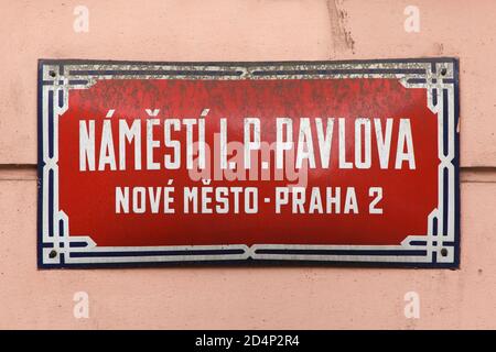 I.P. Pavlova-Platz (Náměstí I.P. Pavlova). Traditionelles rotes Straßenschild in Nové Město (Neustadt) in Prag, Tschechische Republik. Der Platz ist nach dem russischen Physiologen Iwan Pawlow benannt. Stockfoto