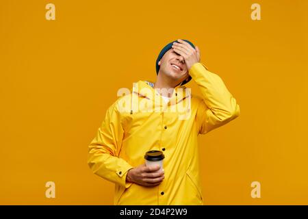 Portrait von positiven coolen Mann in warmen Herbst Top Outdoor Kleidung mit Kaffee Stockfoto
