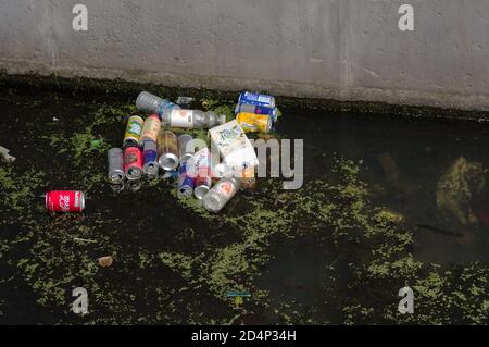 Arnhem, Niederlande - 2. Oktober 2020: Wasserverschmutzung mit vielen Limonaden in einem städtischen Kanal Stockfoto