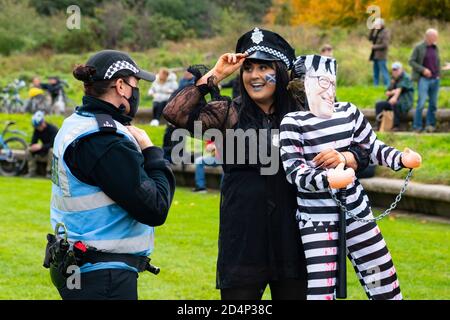 Edinburgh, Schottland, Großbritannien. 10. Oktober 2020. Anti-Lockdown, Anti-Impfung Anti-Facemask Demonstration von Verschwörungstheoretikern im schottischen Parlamentsgebäude in Holyrood in Edinburgh heute. Iain Masterton/Alamy Live News Stockfoto