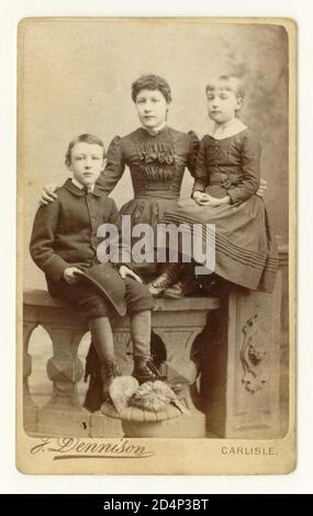Carte de Visite (CDV) Studio Portrait der Mutter mit Kindern, Carlisle, Cumbria, England, UK, um 1890, 1891 Stockfoto