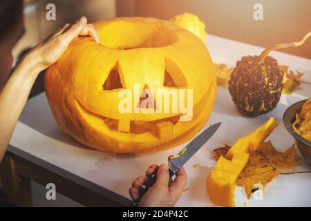Kürbis in Jack-o-Laterne für halloween Feiertagsdekoration zu Hause schnitzen Küche Stockfoto