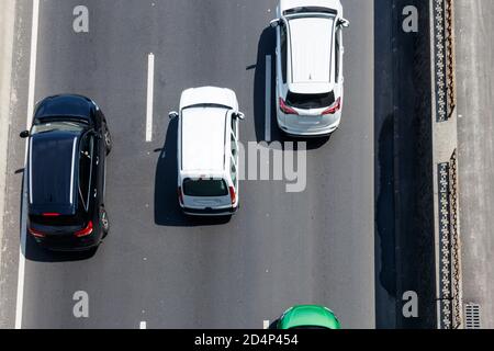 Draufsicht auf Autos, die sich auf der Autobahn bewegen Stockfoto