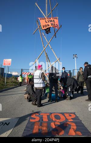 West Hyde, Großbritannien. September 2020. Anti-HS2-Aktivisten blockieren mit einem Stativ einen von mehreren Eingängen zum Chiltern Tunnel South Portal für die HS2-Hochgeschwindigkeitsstrecke den ganzen Tag über. Die Protestaktion an dem Ort, von dem HS2 Ltd einen 10-Meilen-Tunnel durch die Chilterns bohren will, sollte Premierminister Boris Johnson daran erinnern, dass er sich verpflichtet hat, die Entwaldung aus den Lieferketten zu entfernen und bis 2030 30 % des britischen Landes für die biologische Vielfalt rechtlich zu schützen. Kredit: Mark Kerrison/Alamy Live Nachrichten Stockfoto