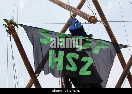 West Hyde, Großbritannien. September 2020. Ein Anti-HS2-Aktivist blockiert mit einem Stativ einen von mehreren Eingängen zum Chiltern Tunnel South Portal für die Hochgeschwindigkeitsstrecke HS2 den ganzen Tag über. Die Protestaktion an dem Ort, von dem HS2 Ltd einen 10-Meilen-Tunnel durch die Chilterns bohren will, sollte Premierminister Boris Johnson daran erinnern, dass er sich verpflichtet hat, die Entwaldung aus den Lieferketten zu entfernen und bis 2030 30 % des britischen Landes für die biologische Vielfalt rechtlich zu schützen. Kredit: Mark Kerrison/Alamy Live Nachrichten Stockfoto