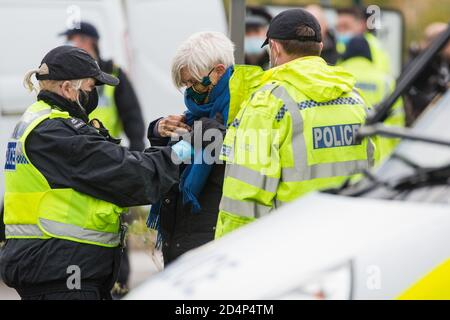 West Hyde, Großbritannien. September 2020. Polizeibeamte von Hertfordshire verhaften einen Anti-HS2-Aktivisten, der einen von mehreren Eingängen zum Chiltern Tunnel South Portal für die Hochgeschwindigkeitsstrecke HS2 den ganzen Tag lang blockierte. Die Protestaktion an dem Ort, von dem HS2 Ltd einen 10-Meilen-Tunnel durch die Chilterns bohren will, sollte Premierminister Boris Johnson daran erinnern, dass er sich verpflichtet hat, die Entwaldung aus den Lieferketten zu entfernen und bis 2030 30 % des britischen Landes für die biologische Vielfalt rechtlich zu schützen. Kredit: Mark Kerrison/Alamy Live Nachrichten Stockfoto