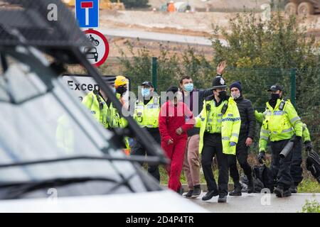 West Hyde, Großbritannien. September 2020. Polizeibeamte von Hertfordshire verhaften Anti-HS2-Aktivisten, die den ganzen Tag lang einen Zugang zum Chiltern Tunnel South Portal für die Hochgeschwindigkeitsstrecke HS2 blockierten. Die Protestaktion an dem Ort, von dem HS2 Ltd einen 10-Meilen-Tunnel durch die Chilterns bohren will, sollte Premierminister Boris Johnson daran erinnern, dass er sich verpflichtet hat, die Entwaldung aus den Lieferketten zu entfernen und bis 2030 30 % des britischen Landes für die biologische Vielfalt rechtlich zu schützen. Kredit: Mark Kerrison/Alamy Live Nachrichten Stockfoto