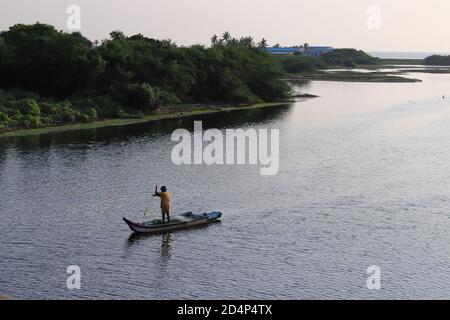 Chennai, Tamil nadu, Indien. Okt 07,2020.am Morgen ritt ein Fischer in einem Holzboot, um Fische aus dem See zu fangen. Stockfoto