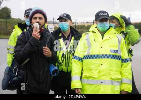 West Hyde, Großbritannien. September 2020. Polizeibeamte aus Hertfordshire rufen Abschnitt 14 des Public Order Act 1986 auf, um Anti-HS2-Aktivisten aus einem Bereich außerhalb eines von mehreren Eingängen zu entfernen, die von ihnen blockiert wurden, um den gesamten Tag über den Standort des Chiltern Tunnel South Portal für die Hochgeschwindigkeitsstrecke HS2 zu erreichen. Kredit: Mark Kerrison/Alamy Live Nachrichten Stockfoto