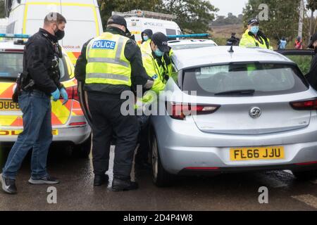 West Hyde, Großbritannien. September 2020. Polizeibeamte von Hertfordshire verhaften einen HS2-Aktivisten, nachdem sie sich unter Berufung auf Abschnitt 14 des Public Order Act 1986 auf die Entfernung eines Bereichs außerhalb eines Eingangs zum Chiltern Tunnel South Portal für die Hochgeschwindigkeitsstrecke HS2 berufen hatten. Kredit: Mark Kerrison/Alamy Live Nachrichten Stockfoto